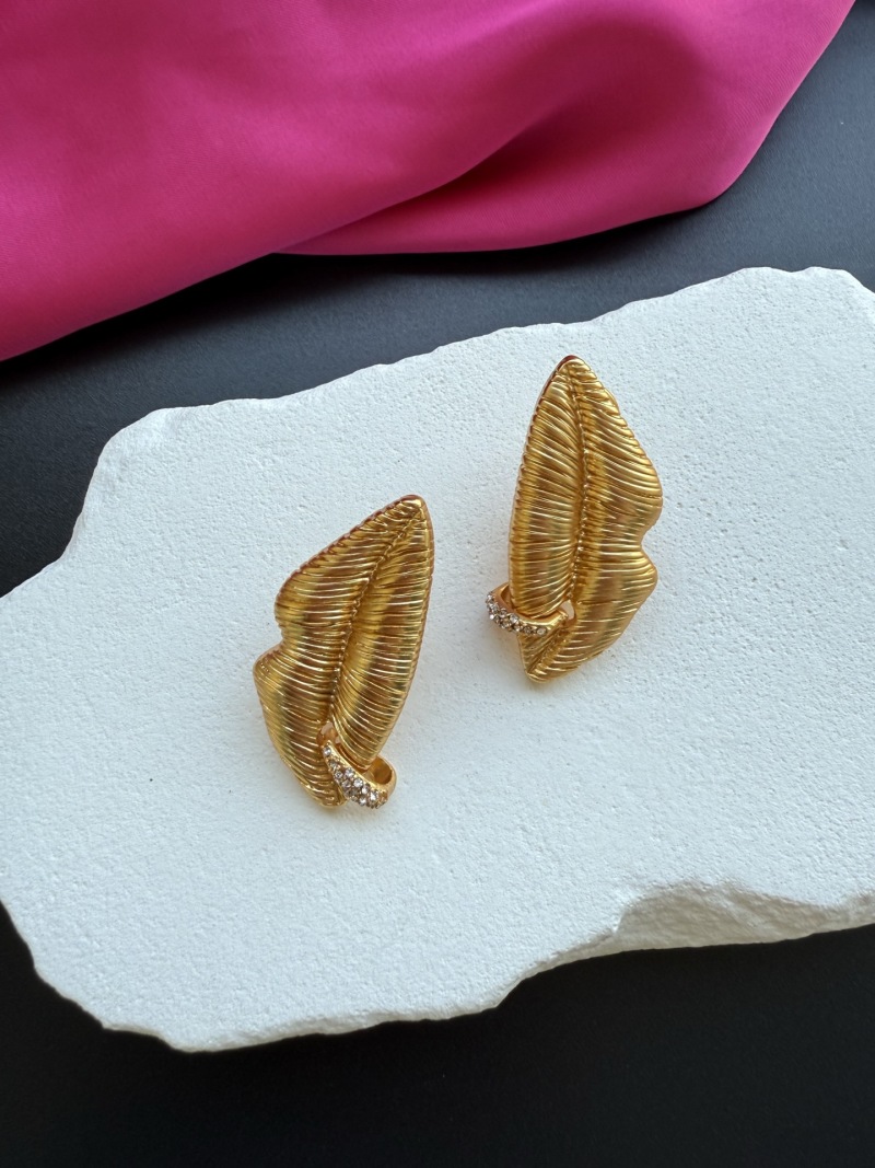 Серьги Schiaparelli в виде губ с кристаллами