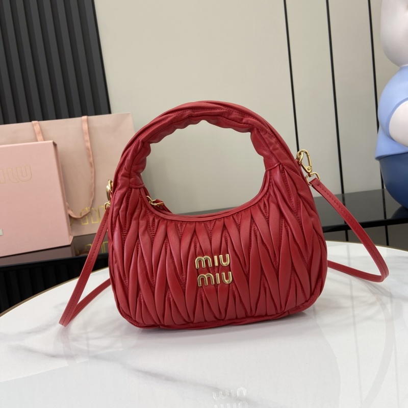 Сумка Miu Miu красная с плетеным дизайном