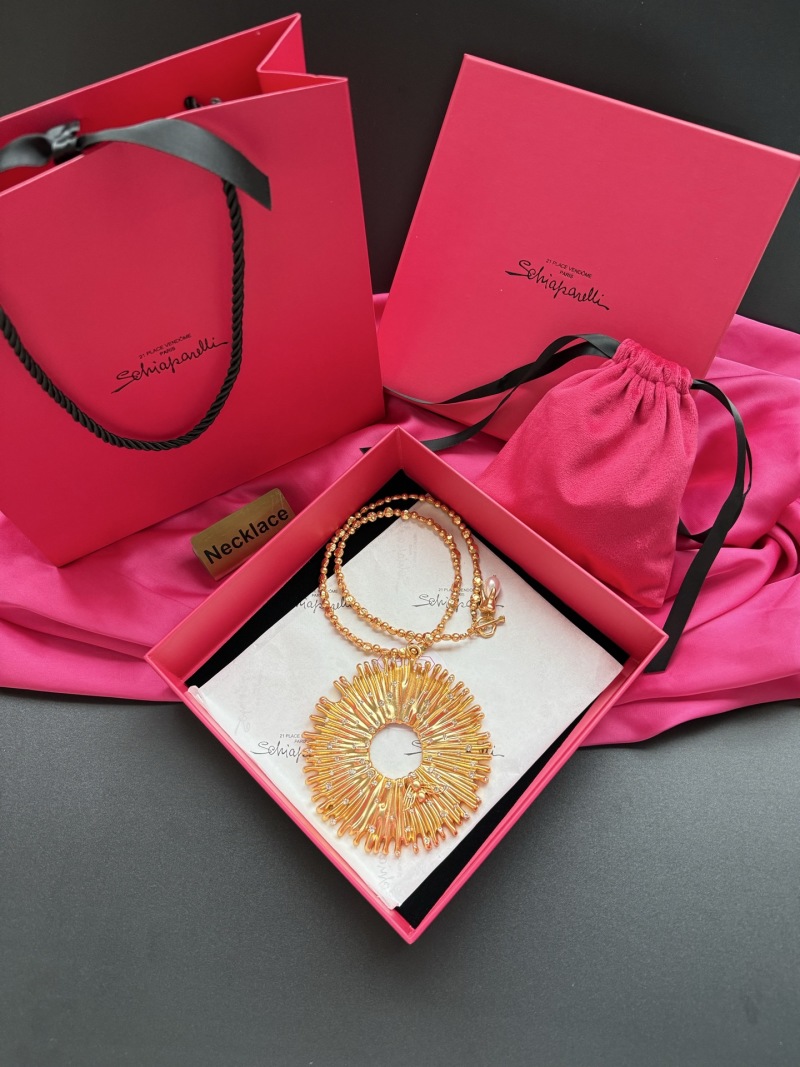 Золотистое колье с декоративными элементами Schiaparelli
