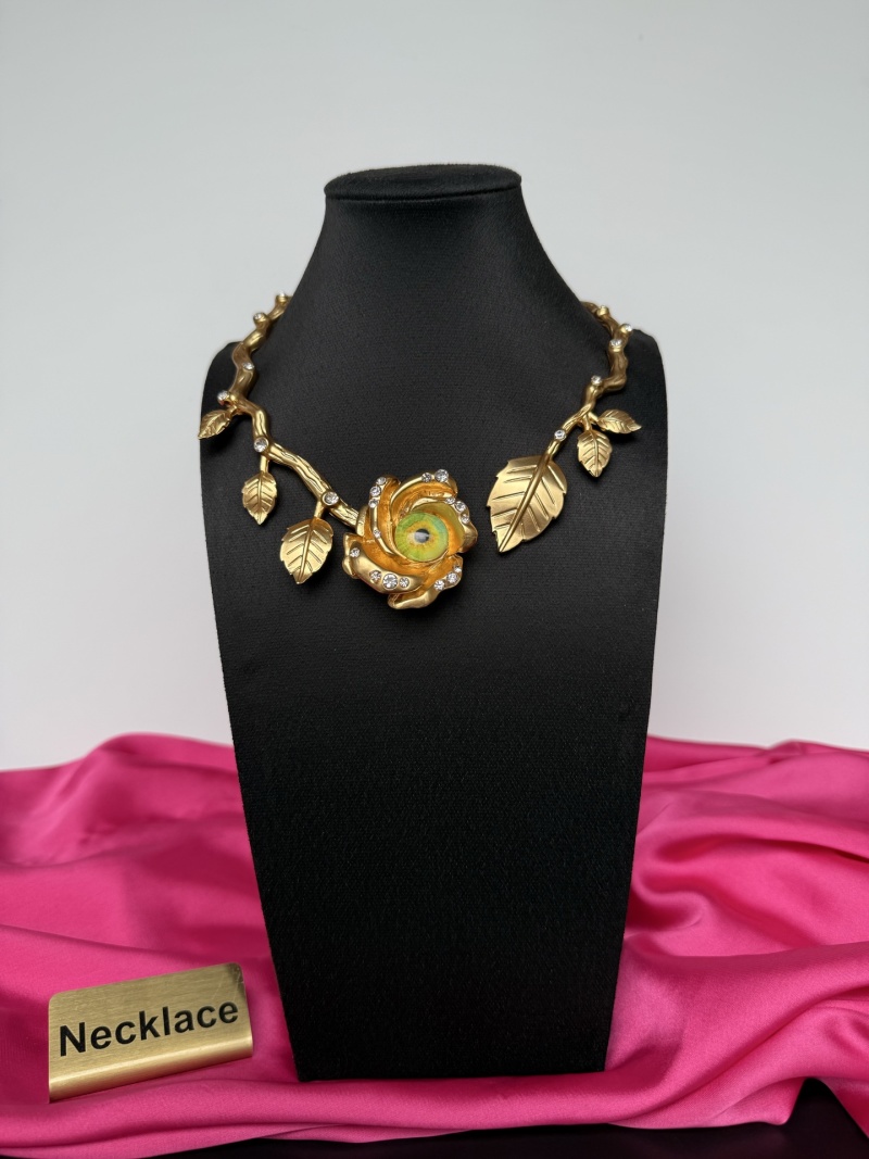 Нарядное колье с цветком Schiaparelli