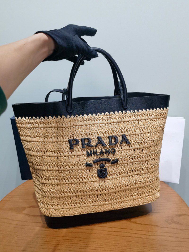 Сумка Prada из ротанга с логотипом