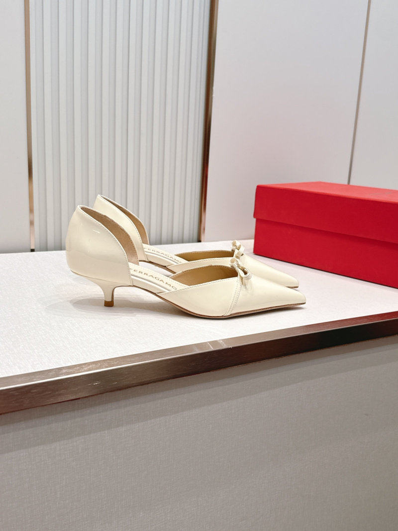 Женские туфли Salvatore Ferragamo бежевые с бантом