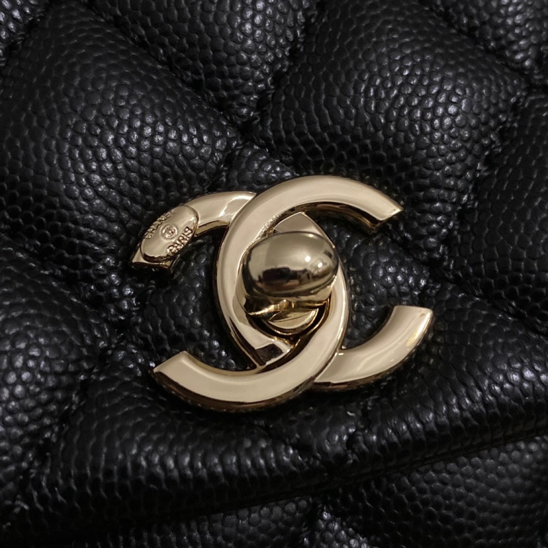 Черный кожаный клатч Chanel с золотой фурнитурой