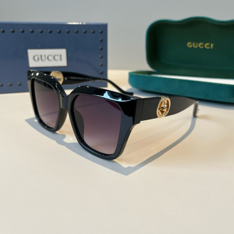 Солнцезащитные очки в черной оправе Gucci