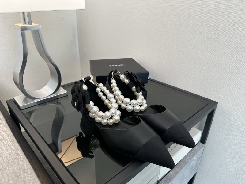 Черные мюли Chanel с жемчужным декором и цветком