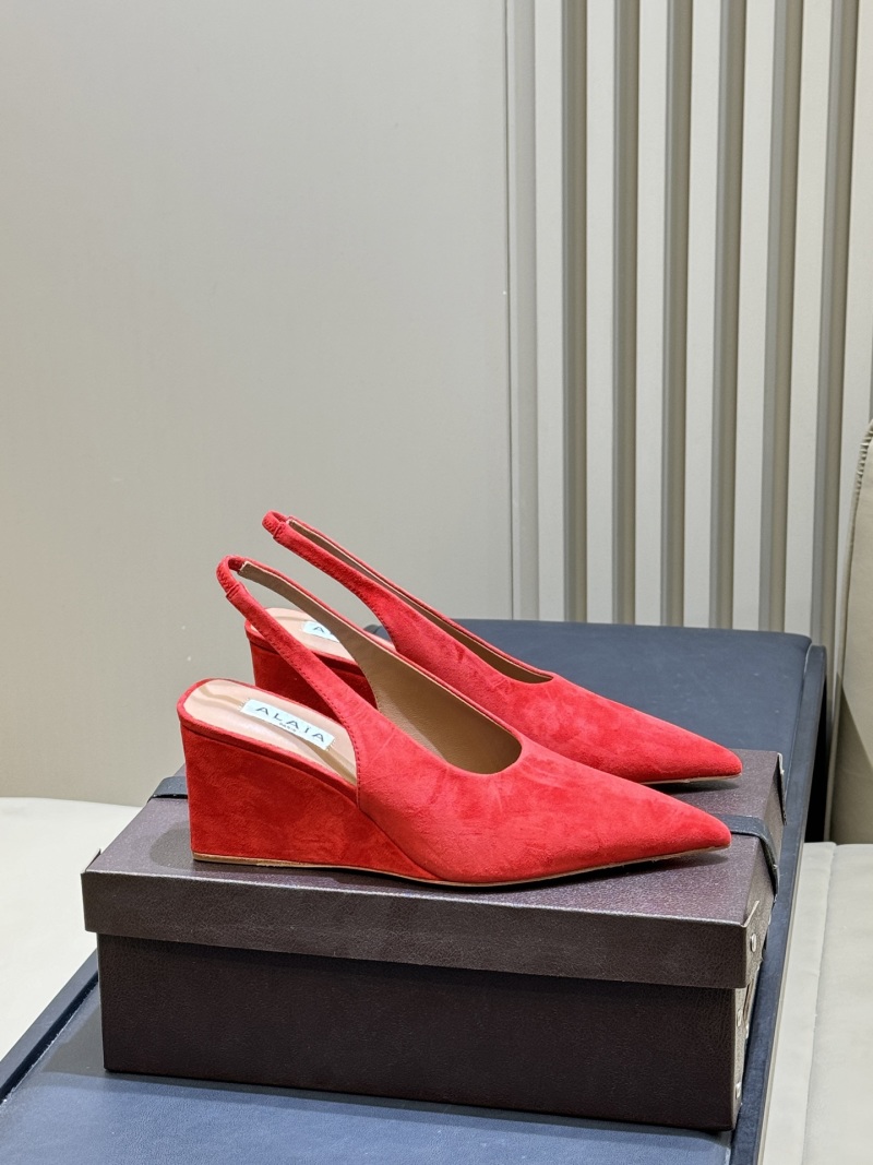 Красные замшевые мюли на клинке Alaïa