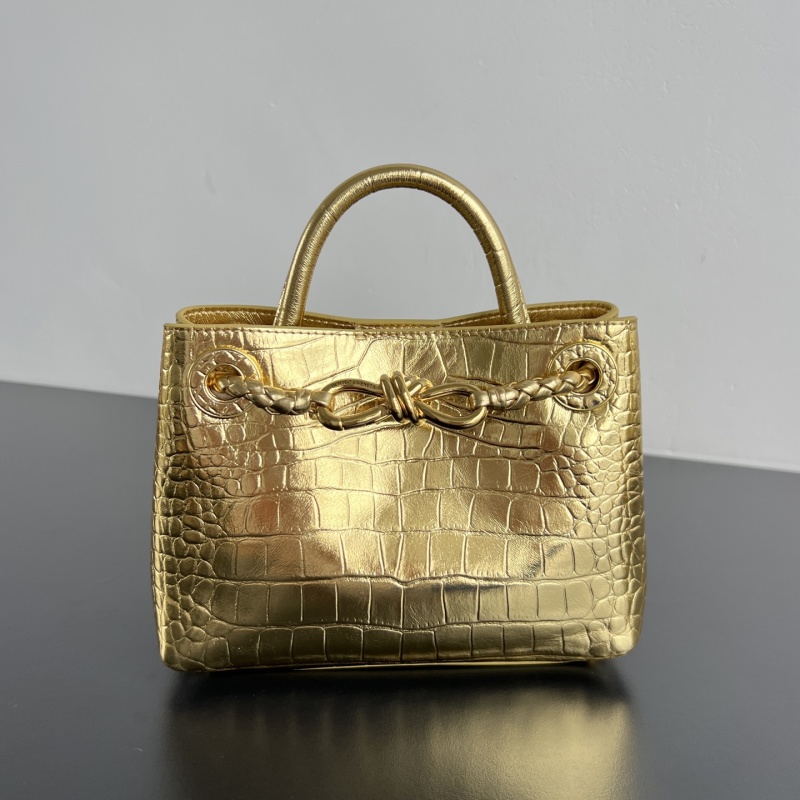 Сумка Bottega Veneta Andiamo Mini золотистая, крокодил