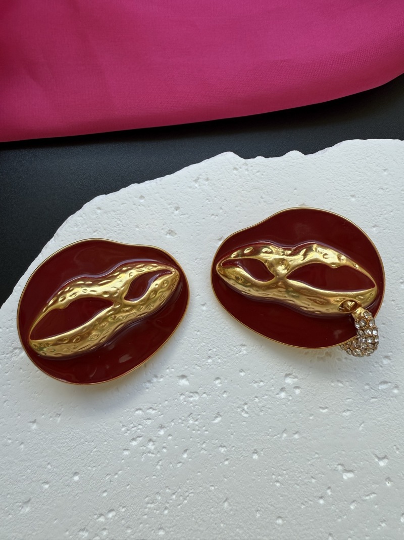 Серьги в виде масок Schiaparelli