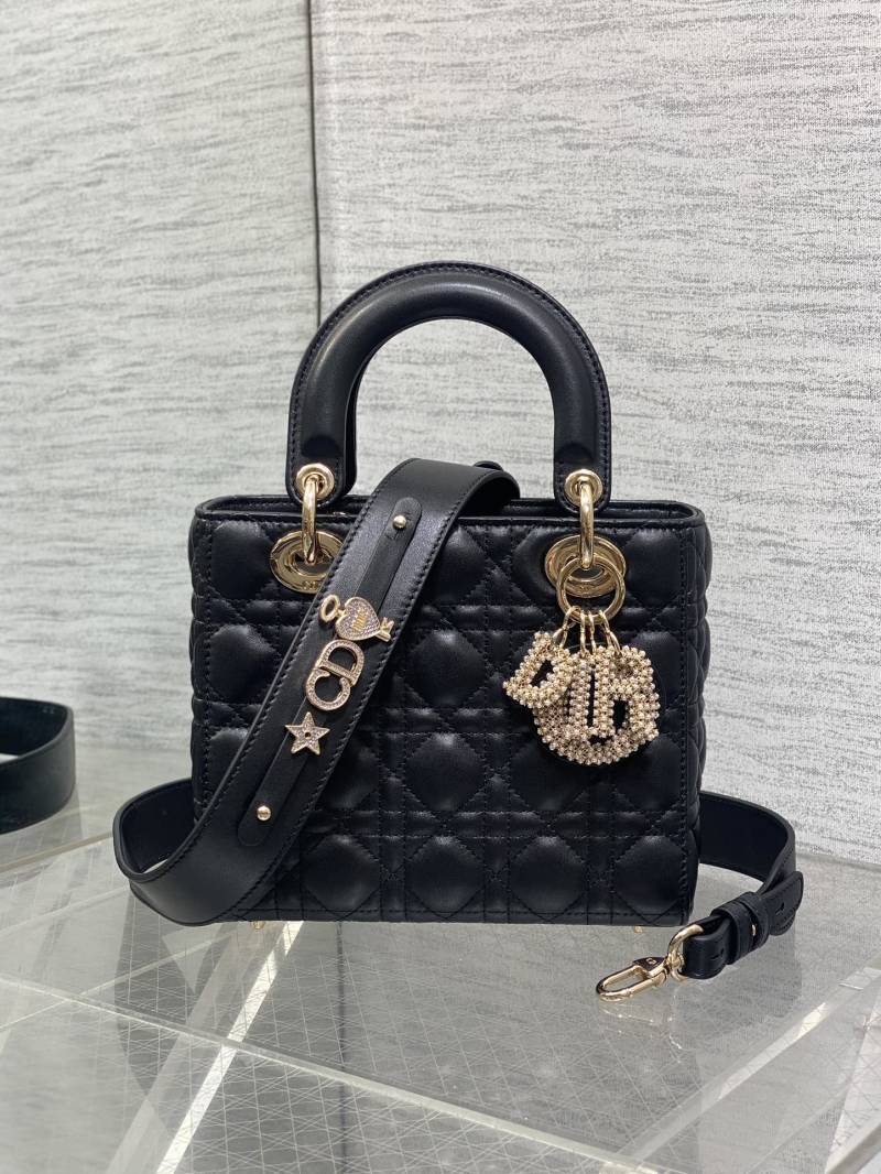 Черная сумка Lady Dior с декором