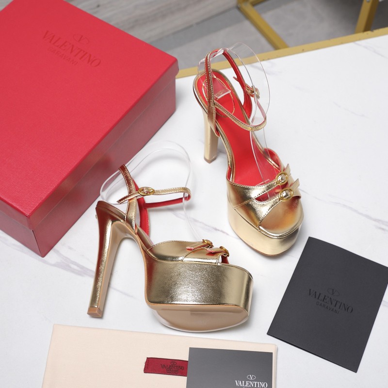 Женские лаковые босоножки на высокой платформе и каблуке Valentino Garavani
