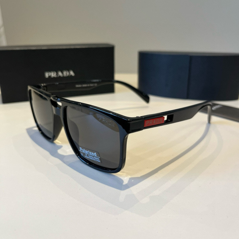 Солнцезащитные очки Prada