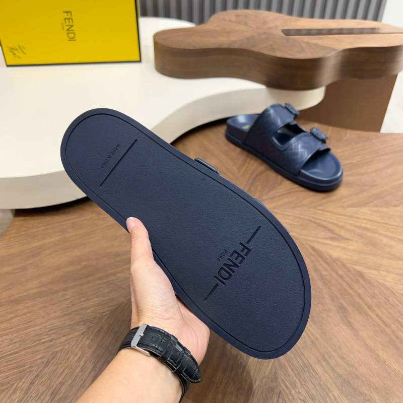 Мужские шлёпанцы FENDI