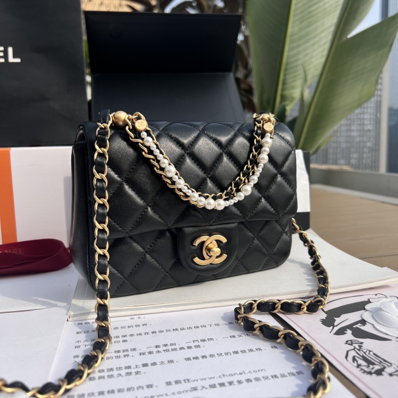 Чёрная сумка Chanel с жемчужной цепочкой
