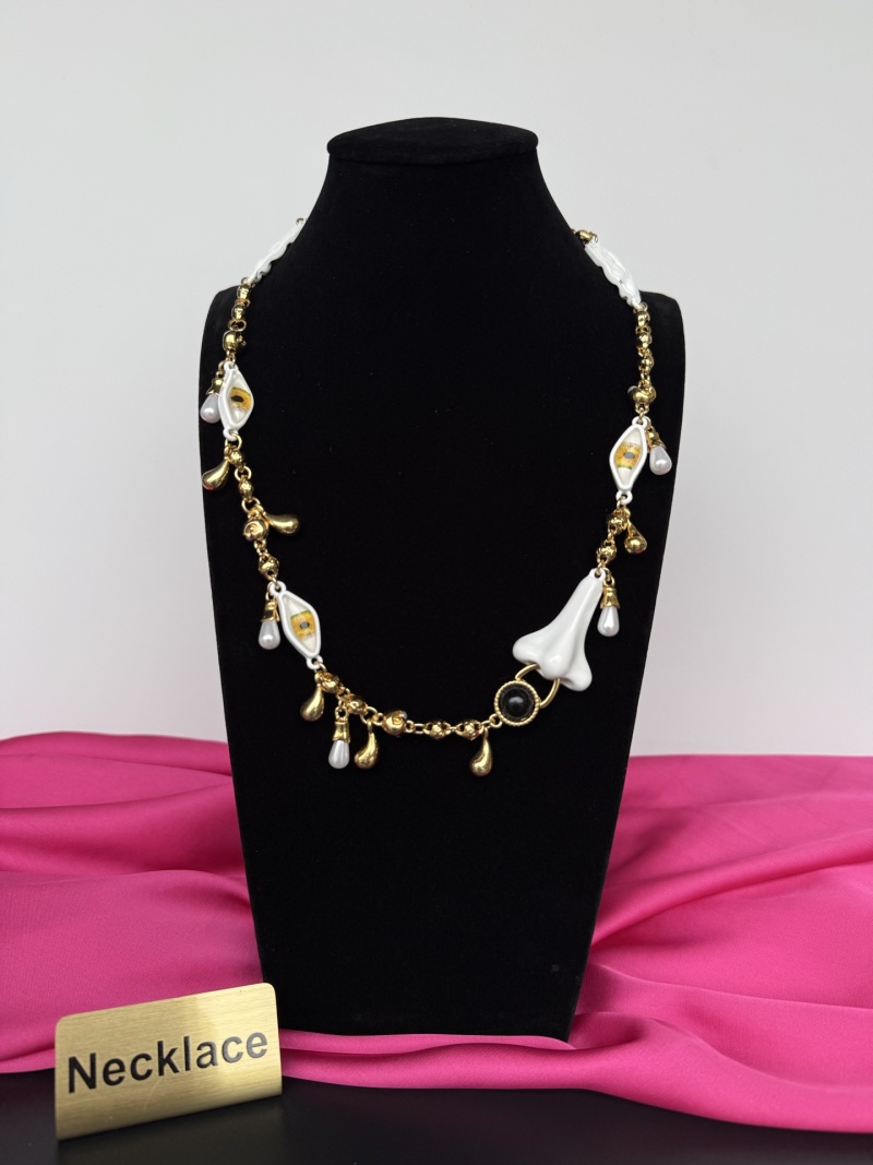 Нарядное колье с белыми и золотыми элементами Schiaparelli