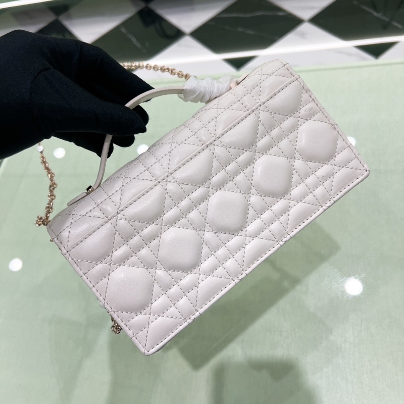 Клатч женский белый из натуральной кожи с декоративной цепью Dior