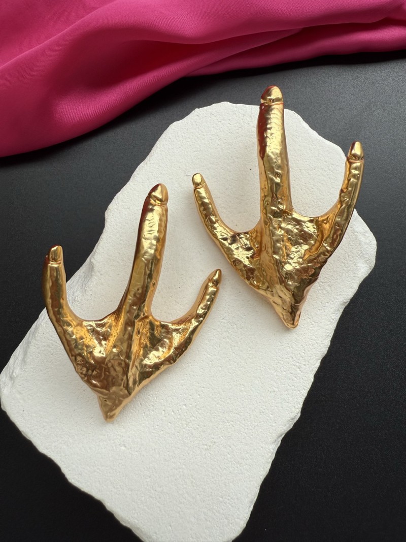 Серьги в виде золотых лап Schiaparelli