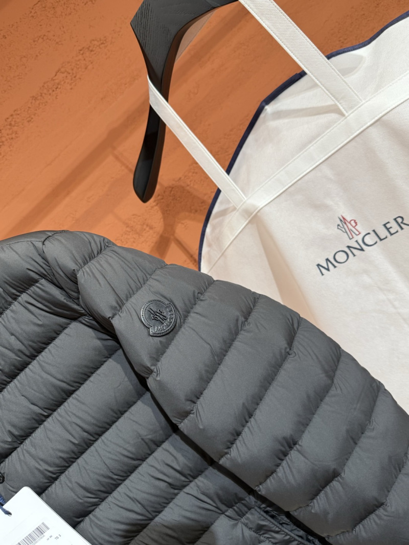 Пуховик Moncler