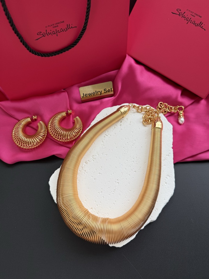 Золотистое колье с рельефным узором Schiaparelli