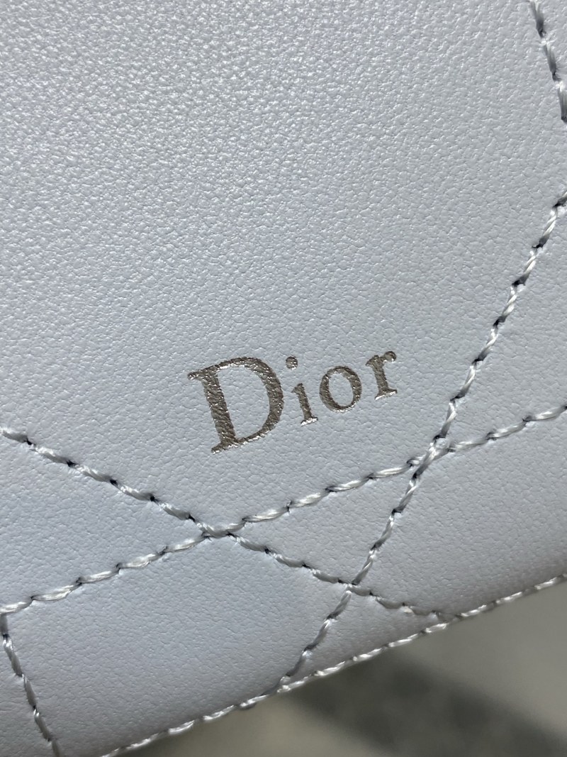 Белая сумка Dior с цепочкой и ручкой