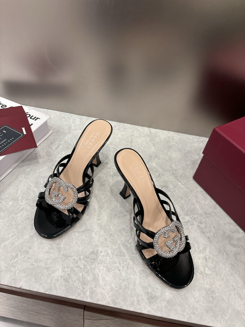 Женские мюли с острым носом и декоративной пряжкой Gucci