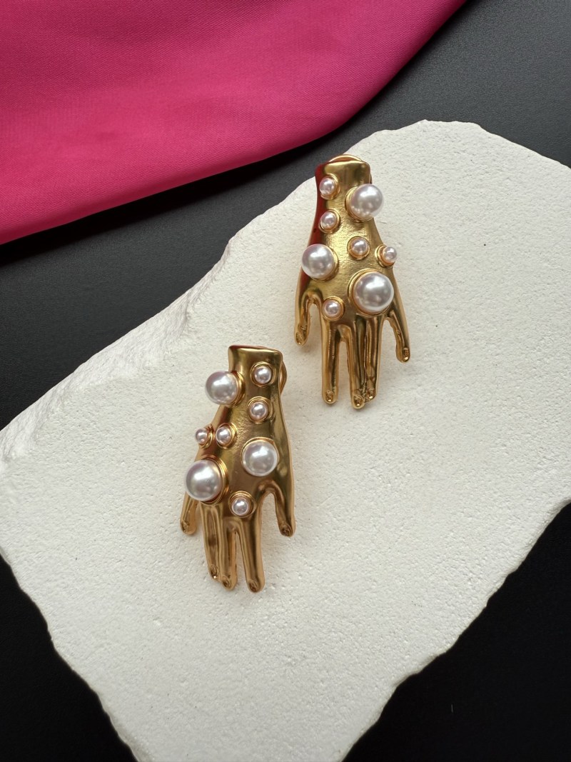 Серьги в форме рук с жемчугом Schiaparelli
