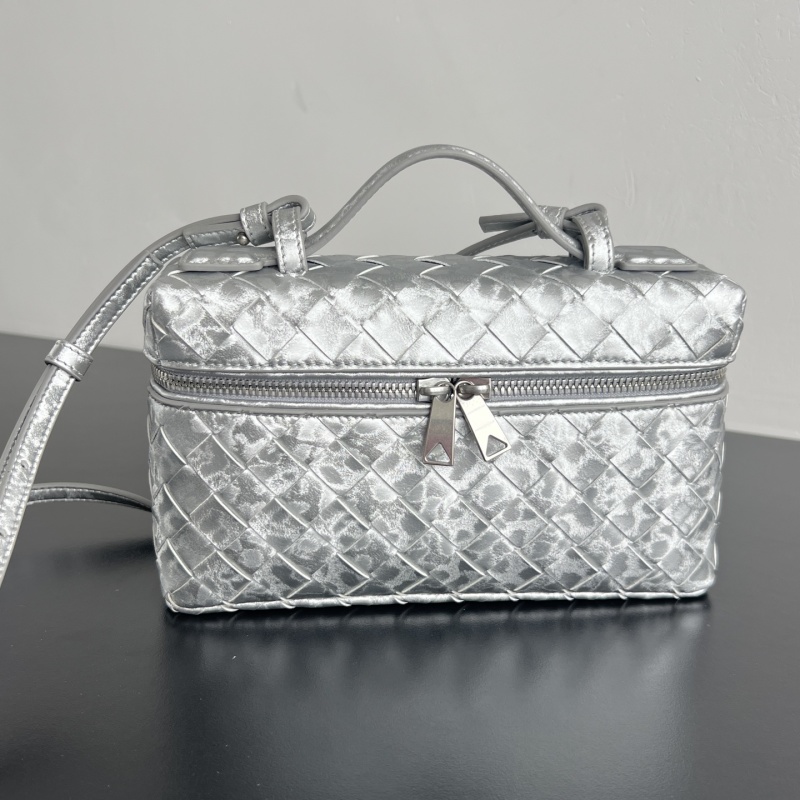Винтажная косметичка Bottega Veneta серебристая плетеная