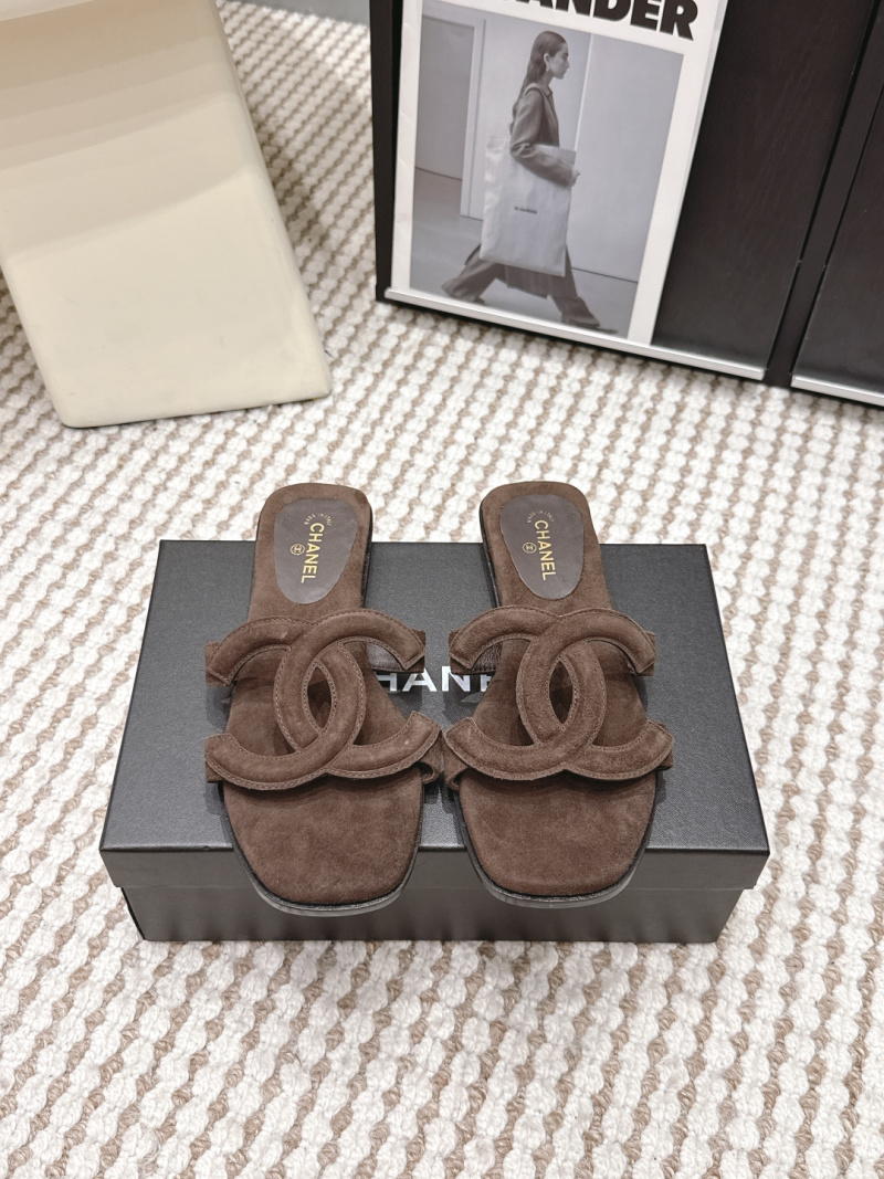 Чёрные замшевые мюли с логотипом Chanel
