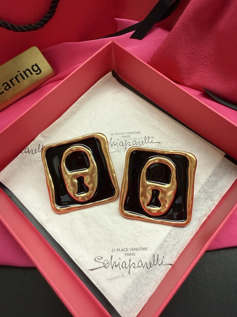 Серьги в форме замка Schiaparelli