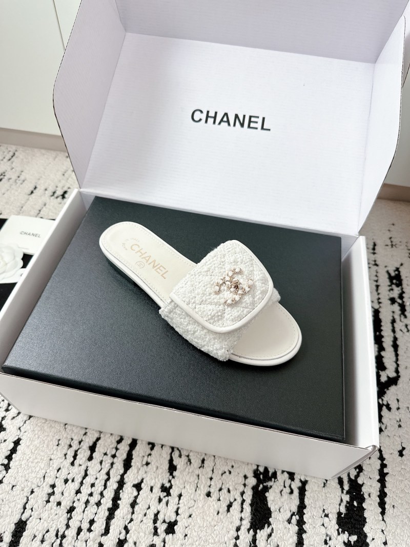 Женские тапочки белого цвета с декоративной застёжкой Chanel