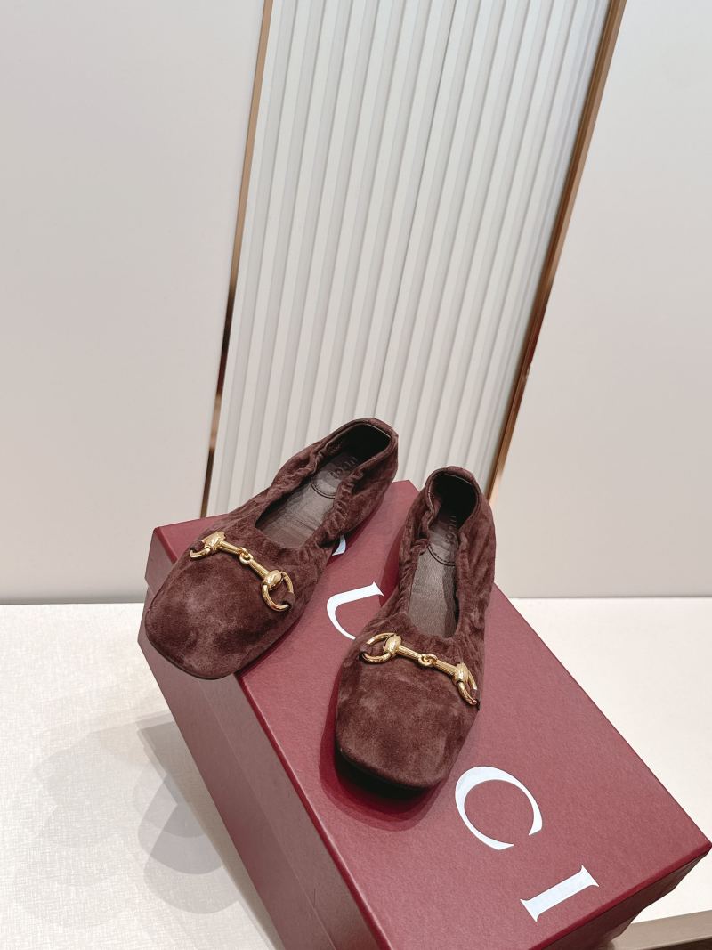 Женские балетки Gucci замшевые бордовые с металлической фурнитурой
