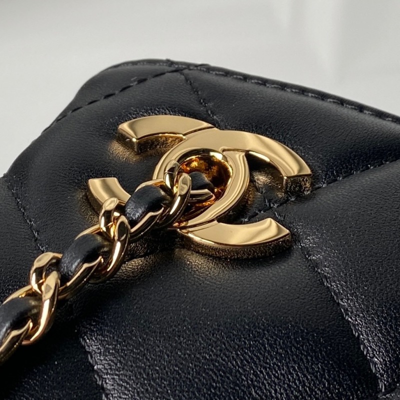 Черная сумка с золотой цепью Chanel