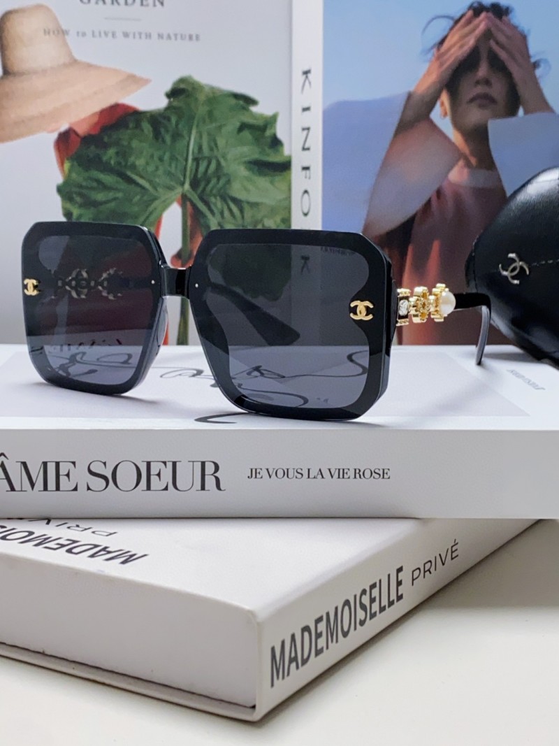 Черные солнцезащитные очки квадратной формы с золотым декором Chanel