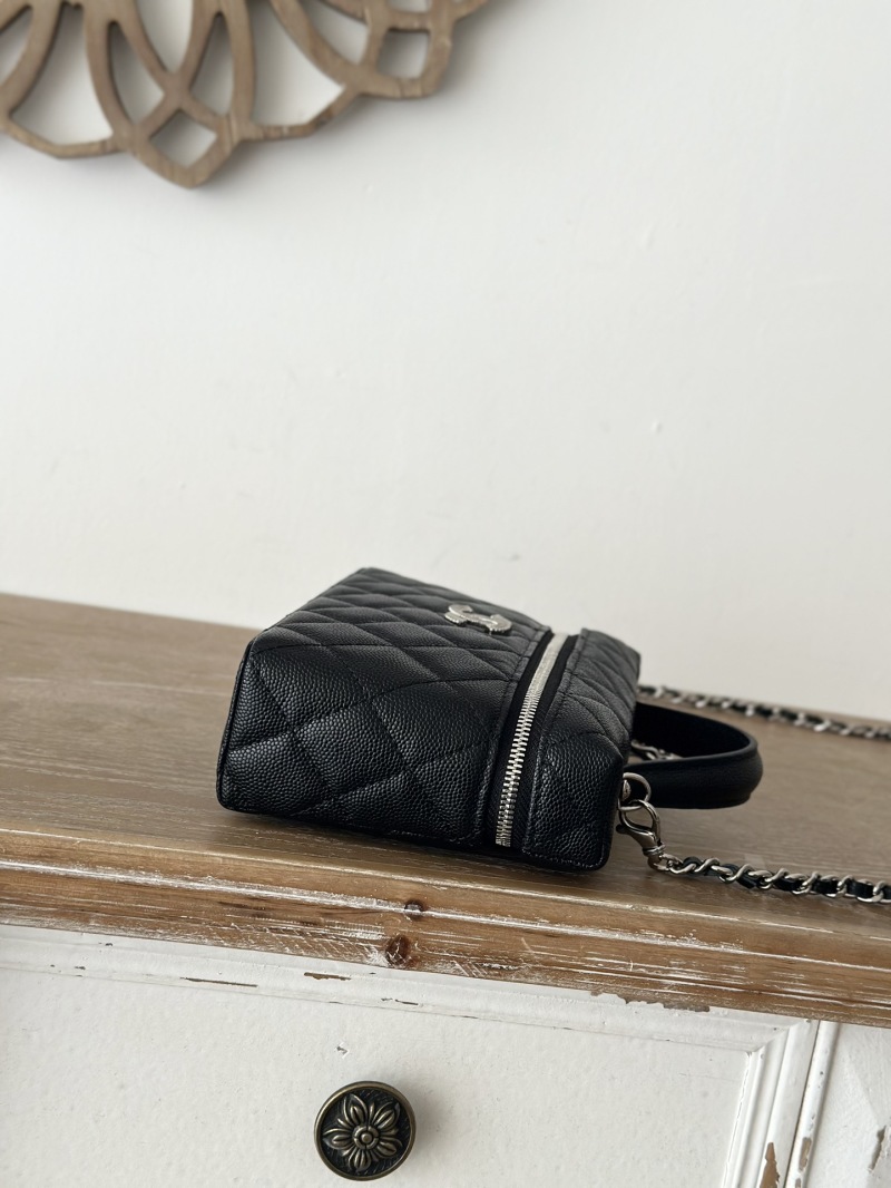 Черная сумка через плечо с цепочкой и логотипом Chanel