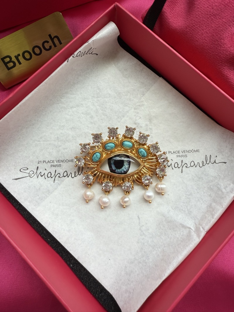 Брошь Schiaparelli с глазом