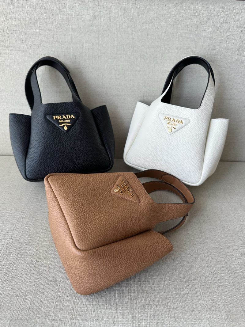 Кожаная сумка Prada с ручками