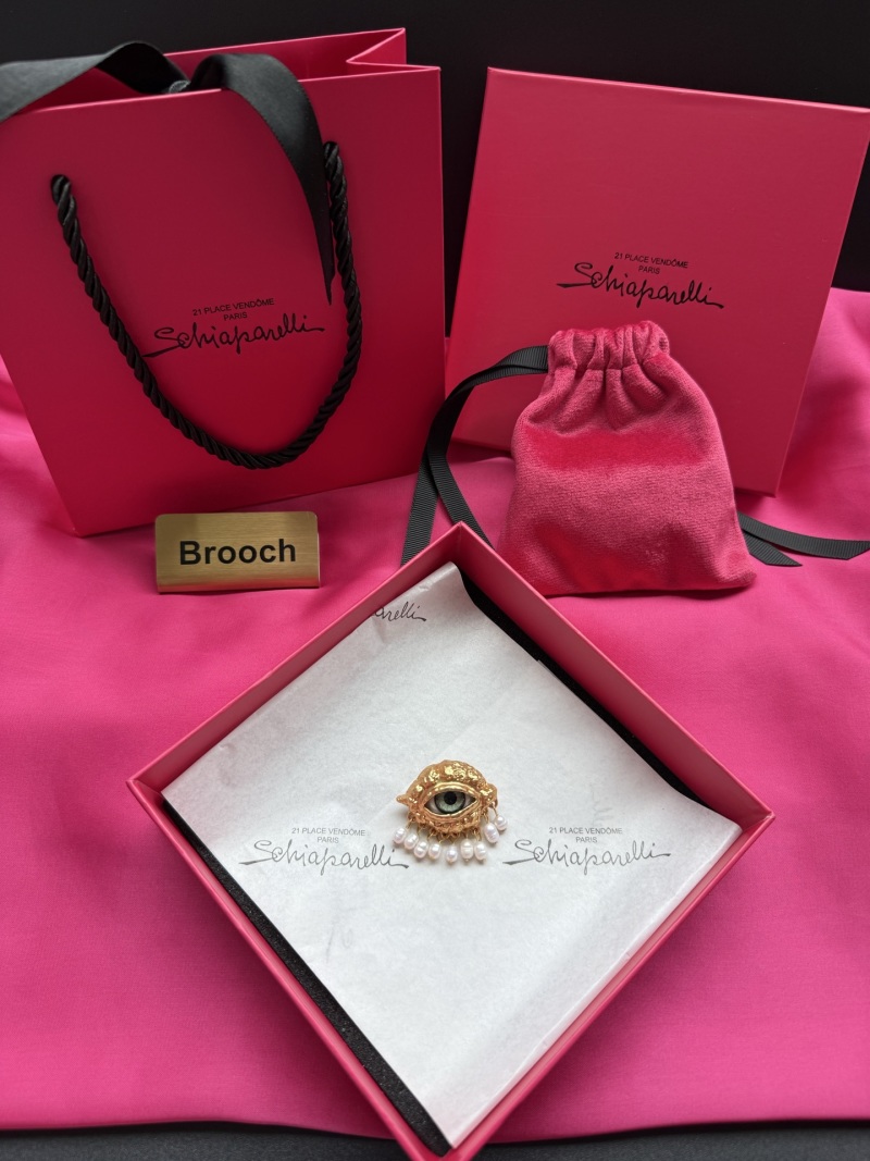 Брошь в виде глаза с жемчугом Schiaparelli