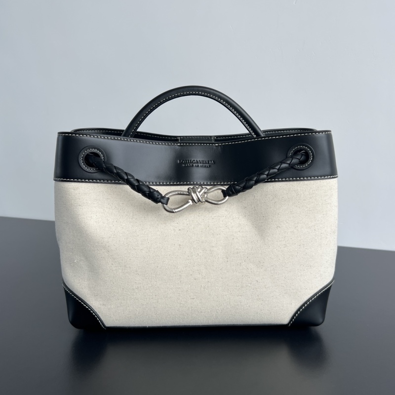 Сумка Bottega Veneta с плетеным ремешком
