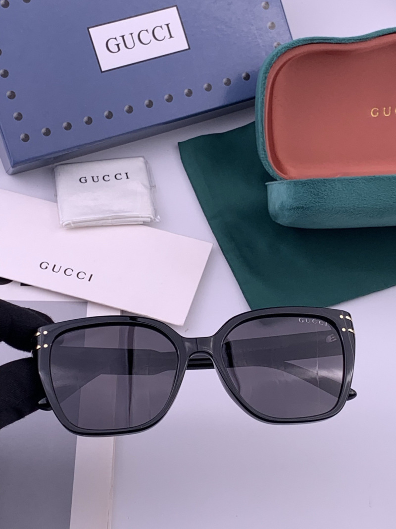 Солнцезащитные очки в квадратной черной оправе Gucci