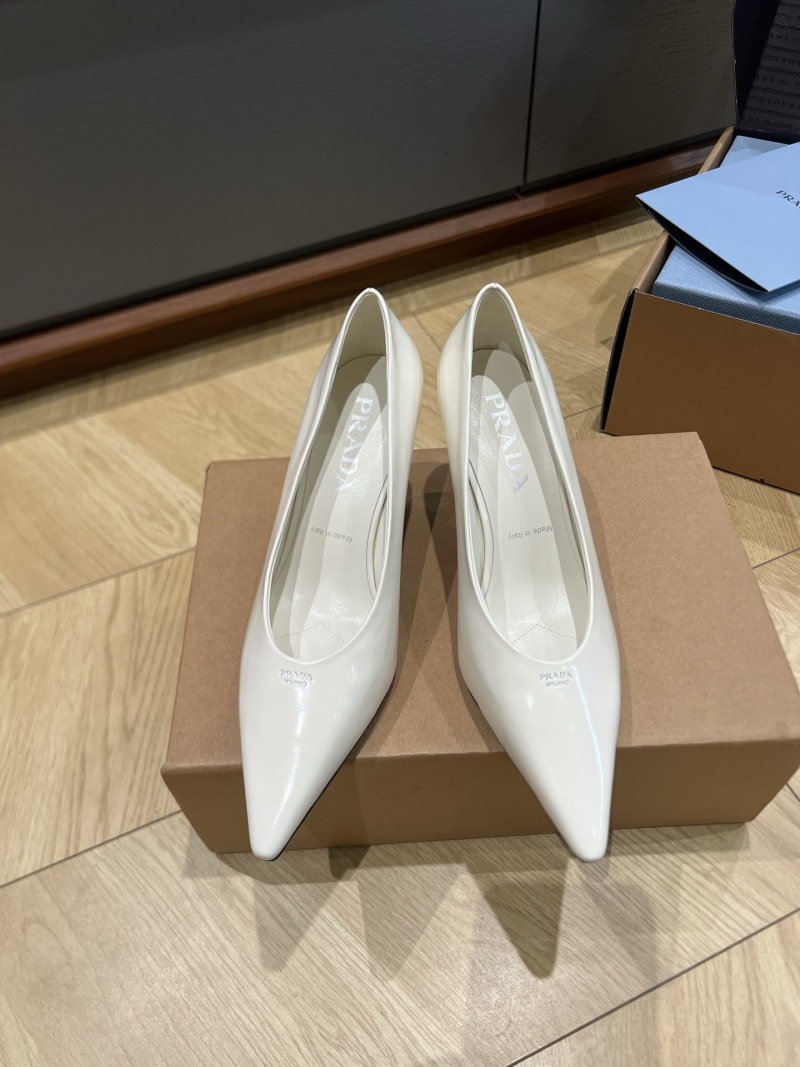 Женские туфли Prada на каблуке