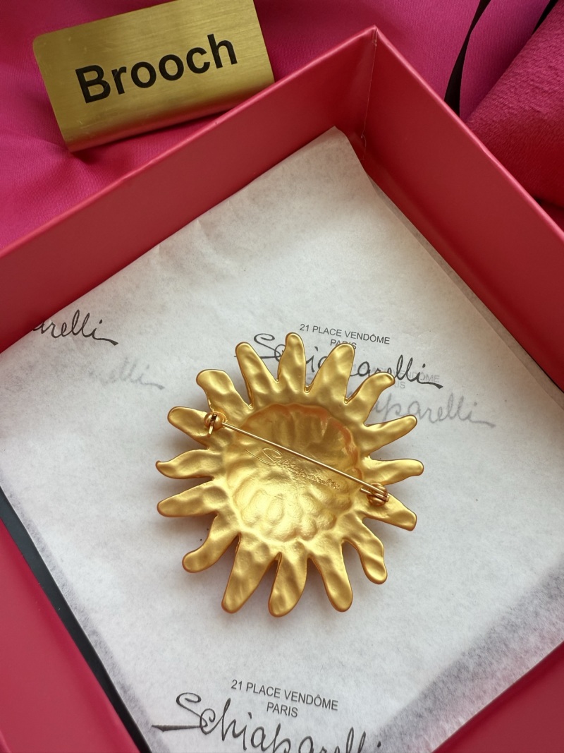 Брошь Schiaparelli в виде солнца с ключом
