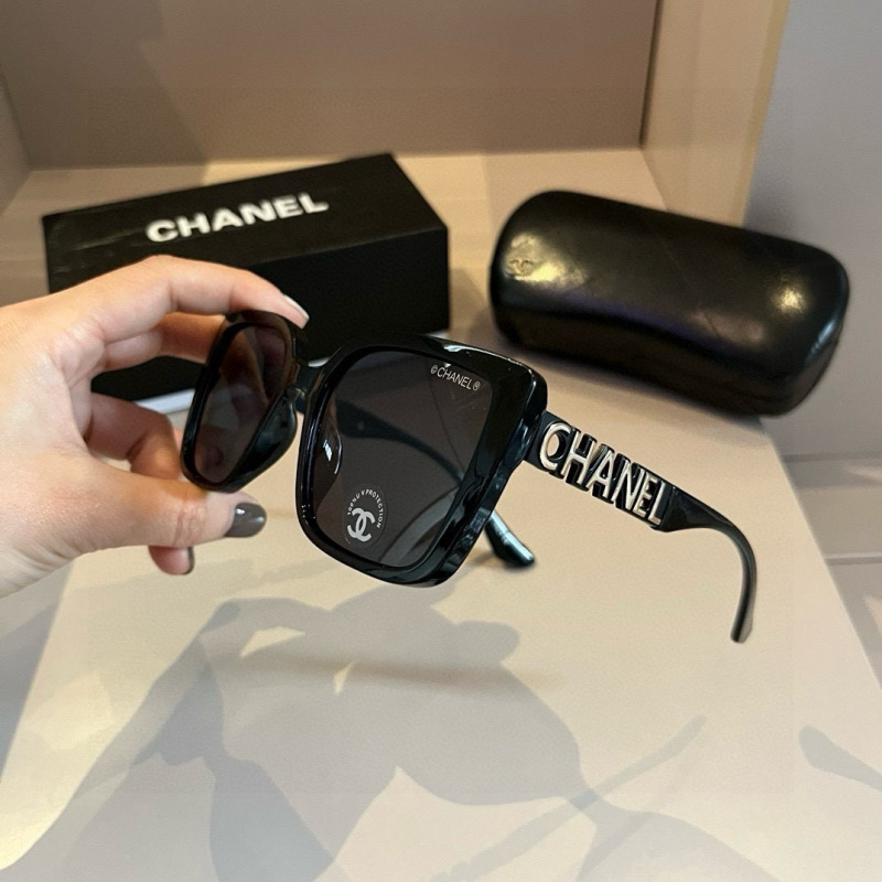 Солнцезащитные очки Chanel квадратная форма