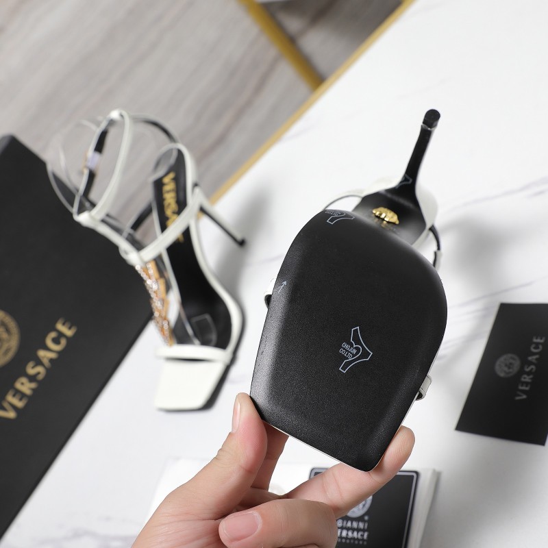 Женские туфли-сандалии Versace с V-образной пряжкой на высоком каблуке
