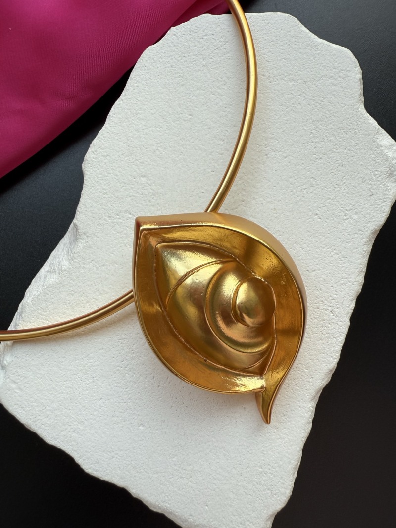 Золотистое колье с подвеской в виде ракушки Schiaparelli