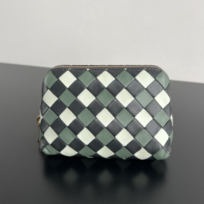 Косметичка плетеная из кожи, Bottega Veneta