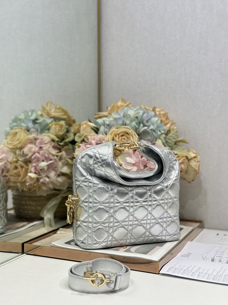 Сумка серебристая Dior