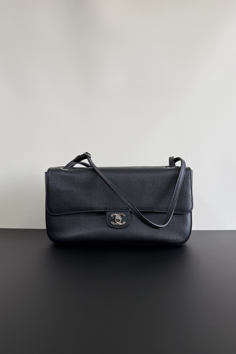 Чёрная кожаная сумка с декоративным замком Chanel