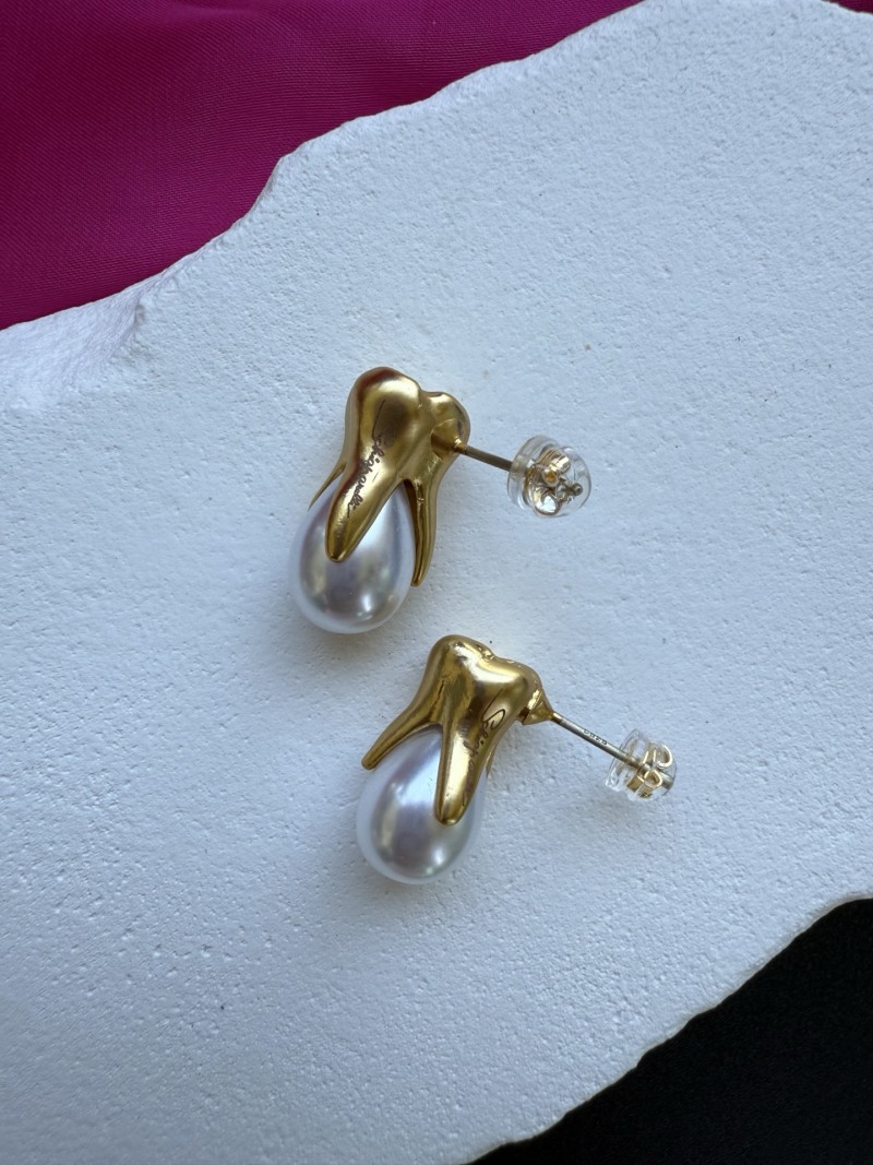 Серьги с жемчугом и золотым элементом Schiaparelli