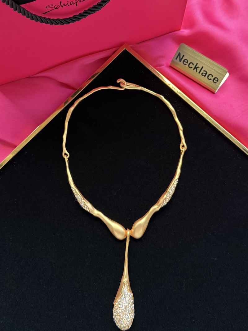 Золотистое колье с подвеской Schiaparelli