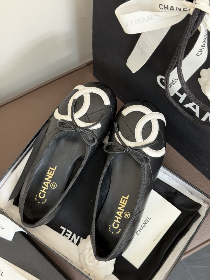 Черные туфли Chanel с вышивкой и бантом