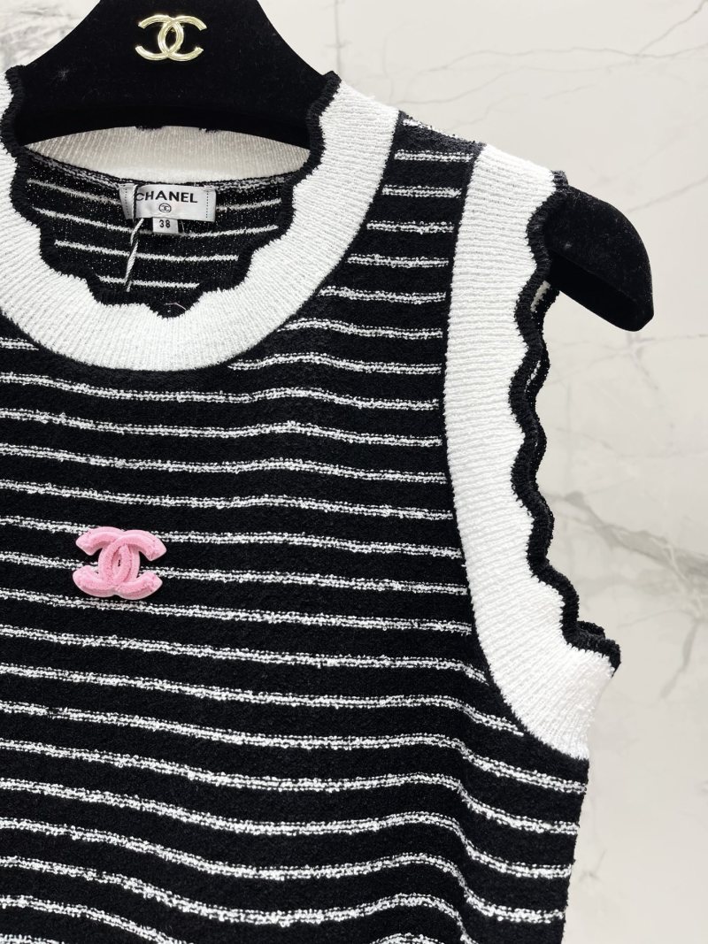 Женский вязаный жилет с полосками и нашивкой Chanel